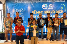 Trao 4 bộ huy chương cho các tay vợt xuất sắc tại Giải Vô địch quần vợt tỉnh Gia Lai