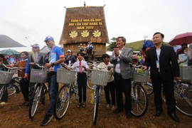 Trao 50 chiếc xe đạp cho học sinh nghèo huyện Chư Păh