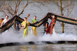 Thổ cẩm Tây Nguyên 'bay' trên mặt hồ, mở màn Festival hoa Đà Lạt 2022