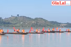 Sôi nổi hội đua thuyền độc mộc trên dòng Pô Cô