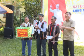 Chủ nhiệm Ủy ban Kiểm tra Tỉnh ủy Thái Thanh Bình dự Ngày hội đại đoàn kết tại làng Mrông Ngó 3