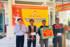 Phó Chủ tịch Thường trực HĐND tỉnh Gia Lai Trương Văn Đạt dự Ngày hội Đại đoàn kết buôn Biah B