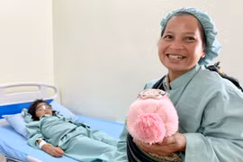 Bệnh viện Mắt Quốc tế Sài Gòn-Gia Lai phẫu thuật miễn phí cho trẻ bị đục thủy tinh thể bẩm sinh hiếm gặp