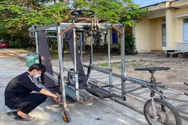 Học sinh sáng chế máy thu hoạch thuốc lá