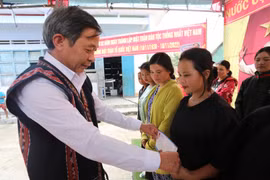 Trưởng ban Tuyên giáo Tỉnh ủy Huỳnh Thế Mạnh dự Ngày hội Đại đoàn kết toàn dân tộc tại làng Kruối Chai