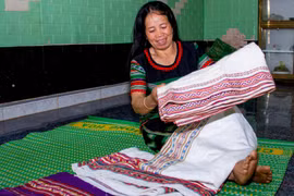 Nữ nghệ nhân dân gian ở làng Kon Bỉ