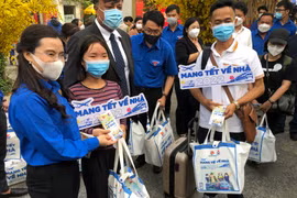 Hơn 4.000 vé xe, máy bay miễn phí cho sinh viên, người lao động về quê đón Tết