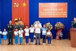 Hỗ trợ kinh phí cho 71 học sinh dân tộc thiểu số có hoàn cảnh khó khăn ở Đức Cơ