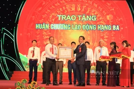 Tỷ phú nuôi chim yến, trồng cây ăn trái ở Bình Dương được tặng Huân chương Lao động hạng Ba của Chủ tịch nước