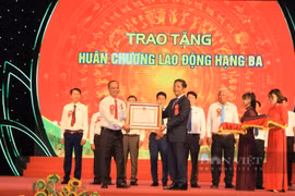 Tỷ phú nuôi chim yến, trồng cây ăn trái ở Bình Dương được tặng Huân chương Lao động hạng Ba của Chủ tịch nước