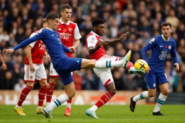 Thắng Chelsea tại Stamford Bridge, Arsenal đòi lại ngôi đầu Ngoại hạng