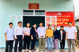 Kbang bàn giao 2 căn nhà "Đại đoàn kết" cho hộ nghèo