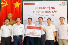 Agribank Chi nhánh Đông Gia Lai trao tặng 150 triệu đồng cho Trường THCS Nguyễn Đình Chiểu