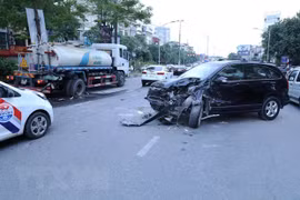 Quảng Ngãi: Xe ôtô đâm vào dải phân cách làm 2 người chết