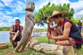 Thổi hồn cho tượng gỗ Tây Nguyên