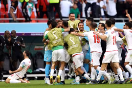 Tuyển Iran tiến gần cánh cửa lịch sử vào vòng 1/8 World Cup