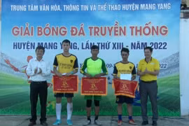 Thị trấn Kon Dơng giành cúp vô địch Giải bóng đá truyền thống