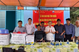 Ban Tuyên giáo Tỉnh ủy Gia Lai bàn giao nhà tình nghĩa cho gia đình bà Đinh Thị Pyơih