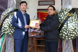 Vinh danh nam sinh quên mình cứu ba mẹ con