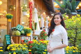 Thiếu nữ tạo dáng tại khu phố Ông Đồ ngay trung tâm Sài Gòn