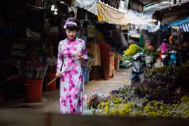 Ca sĩ Yến Xuân thướt tha áo dài xuống phố