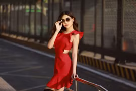 Lê Âu Ngân Anh xuất hiện với phong cách thời thượng và gợi cảm