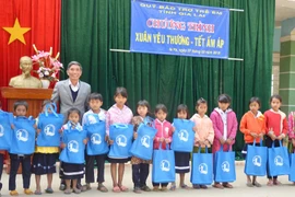 Tặng quà Tết cho 200 học sinh nghèo xã Ia Broăi