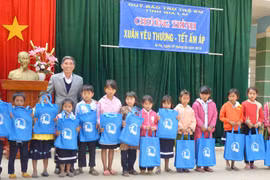 Tặng quà Tết cho 200 học sinh nghèo xã Ia Broăi