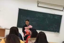 Thầy giáo bế con cho nữ SV làm bài thi gây sốt cộng đồng mạng