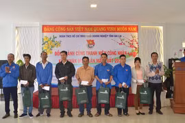 Tặng 34 suất quà cho đoàn viên công nhân nghèo