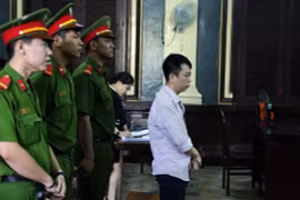 Mâu thuẫn chuyện nuôi con, chồng đâm vợ rồi tự sát