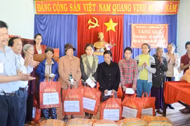 Tặng 48 suất quà Tết cho hộ nghèo