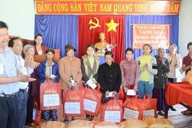 Tặng 48 suất quà Tết cho hộ nghèo