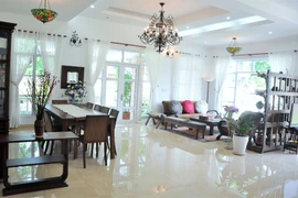 Không sơn không trát, biệt thự 3 tầng vẫn lộng lẫy giữa Sài Gòn