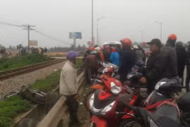 Tàu hỏa tông xe máy bay xa 20 m, 2 thanh niên thương vong
