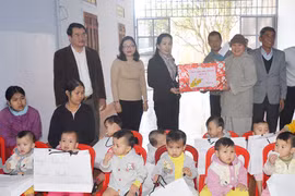 Trao 325 suất quà Tết cho trẻ em có hoàn cảnh đặc biệt