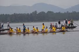 Hàng vạn du khách đến xem Hội đua thuyền ngày xuân trên đầm Trà Ổ