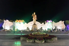 Ngày Tết, dạo chơi quảng trường ngắm hoa Xuân