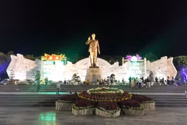 Ngày Tết, dạo chơi quảng trường ngắm hoa Xuân