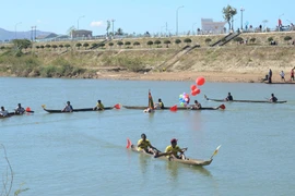 Tưng bừng Hội đua thuyền độc mộc trên sông Đak Bla