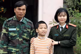 Cảnh sát giúp bé trai về nhà sau khi đi lạc hơn 300 km