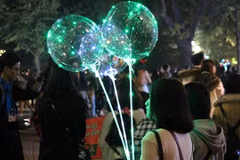 Bóng bay galaxy phát nổ, 3 sinh viên nhập viện