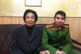 Cộng đồng mạng xúc động về anh cảnh sát trẻ cứu bà cụ đột quỵ