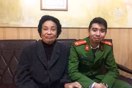 Cộng đồng mạng xúc động về anh cảnh sát trẻ cứu bà cụ đột quỵ