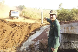 Cựu chiến binh tay ngang... làm đường cho dân