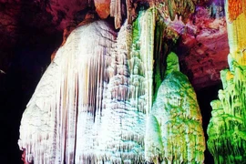 "Lạc lối" trong hang động tự nhiên đẹp quên đường về