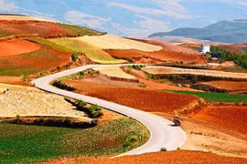 Ngắm vùng đất đỏ như lửa cháy ở Tứ Xuyên, Trung Quốc