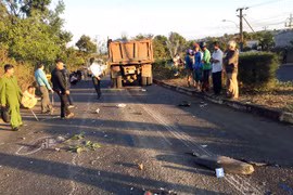 Hai người nguy kịch vì tông phải xe tải chở đá đi ngược chiều