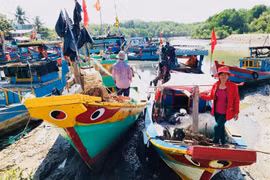 Ra khơi mùa biển động-Bài 1: Mưu sinh đầu sóng