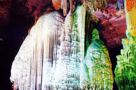 "Lạc lối" trong hang động tự nhiên đẹp quên đường về